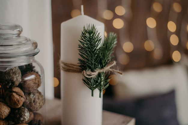 Photo white candles with fir branches