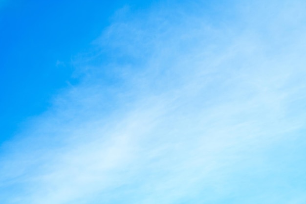 Photo white cirrus clouds in bright azure sky background