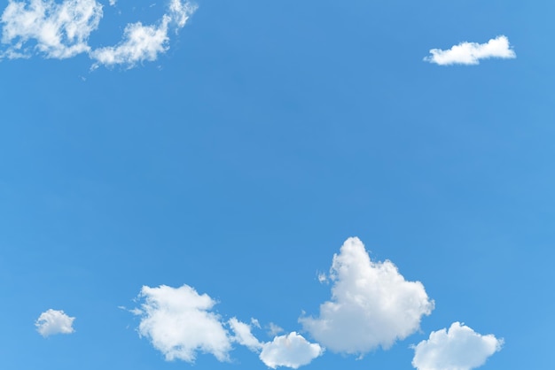 Photo white cloud and blue sky background with copy space