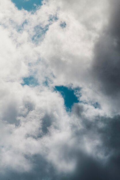 Photo white clouds in blue sky