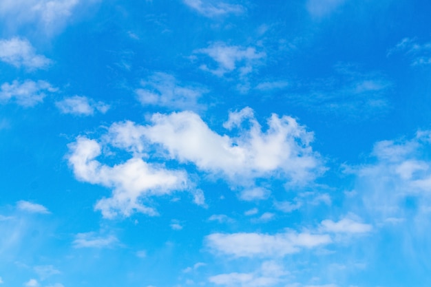 Photo white clouds of small size on a blue sky in sunny weather