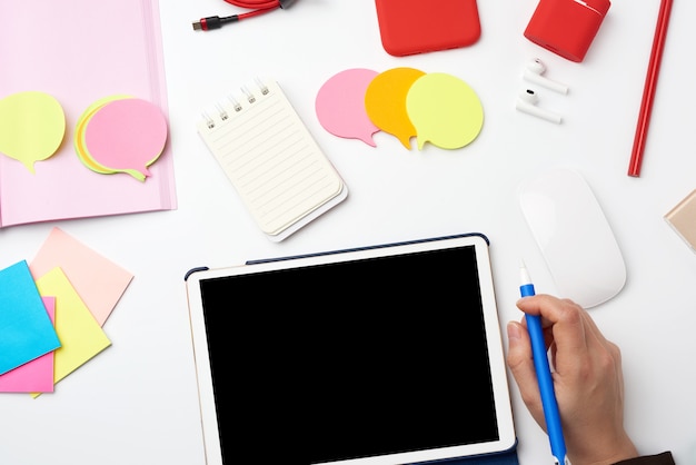 White electronic tablet and wireless mouse, the process of working or drawing on the screen