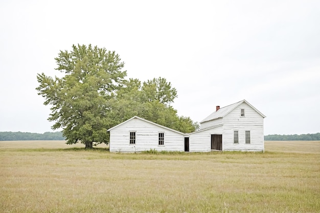 Photo white farmhouse in a field