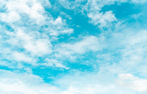 Photo white fluffy clouds on blue sky. soft touch feeling like cotton. white puffy cloudscape. beauty in nature. close-up white altocumulus clouds texture background. sky on a sunny day. pure white clouds.