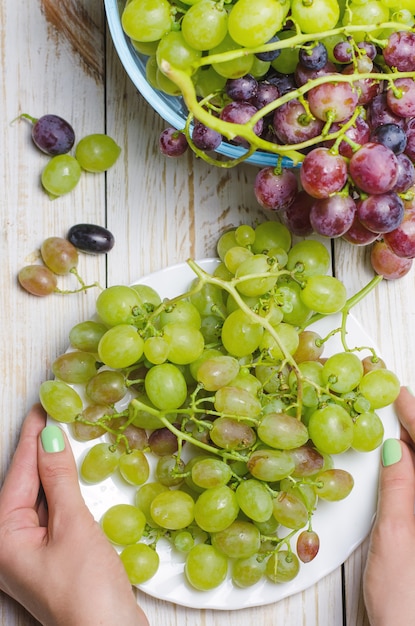 Photo white grapes in white plate.