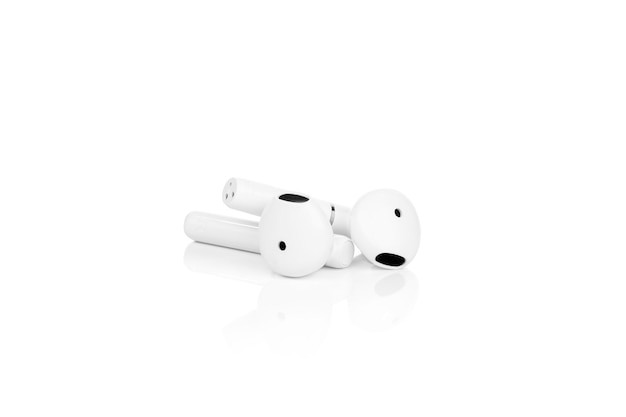 Photo white headphones wireless earphones isolated on white with clipping path