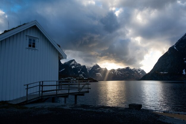 Photo white house by the sea in lofoten islands