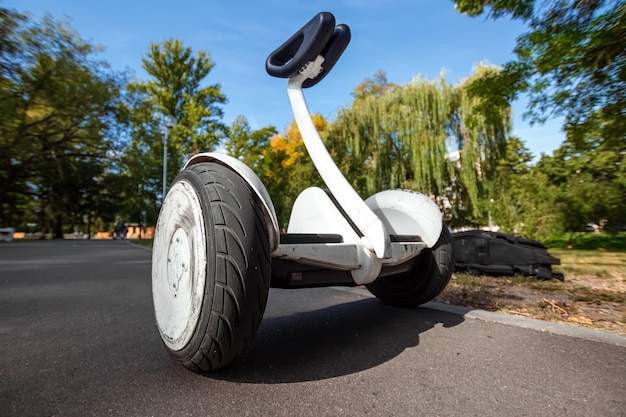 Photo white hoverboard or self-balancing scooter in the park close-up