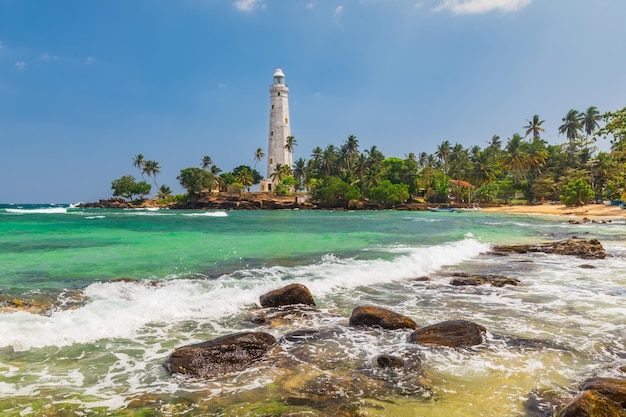 Photo white lighthouse dondra head and tropical palms sri lanka near matara