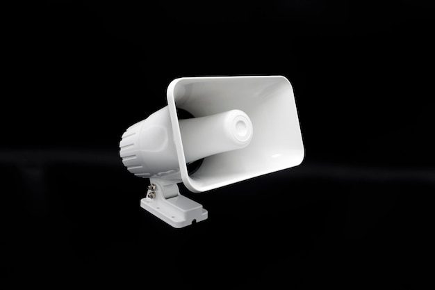 Photo a white megaphone on a black background