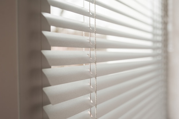 Photo white metal blinds in the office