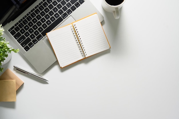 Photo white office desk with laptop notepad and coffee cup flat lay top view with copy space