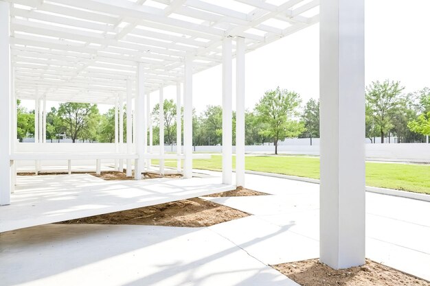 Photo white pergola with a view of green grass