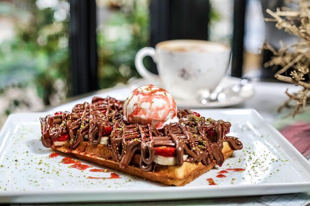 Photo white plate with waffles covered in delicious toppings