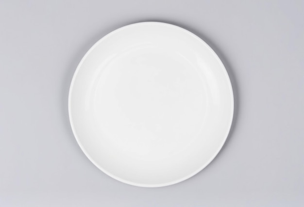 Photo a white plate with a white plate on it