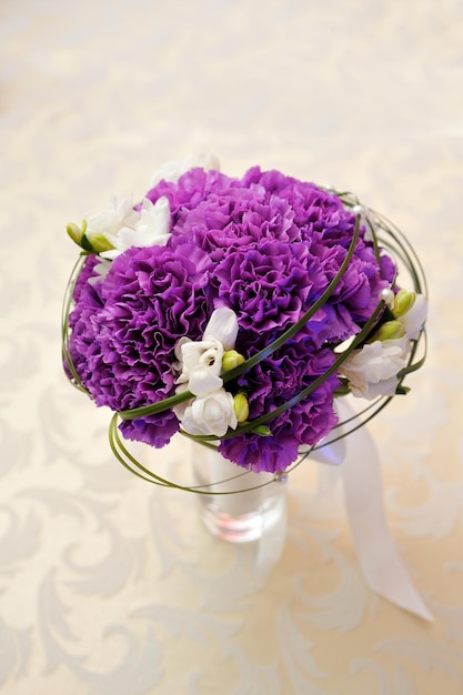 White and purple flowers on the wedding table