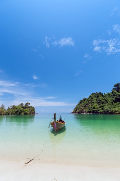 Photo white sand beach and long-tail boat at kham-tok island (koh-kam-tok)