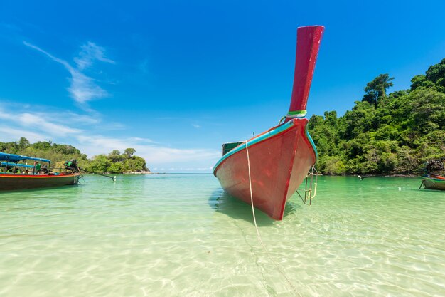 Photo white sand beach and long-tail boat at kham-tok island (koh-kam-tok)