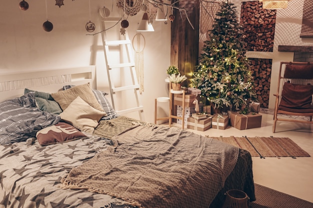 Photo white scandinavian style winter bedroom interior with decorated christmas tree