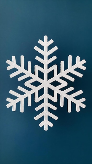 Photo a white snowflake on a blue background