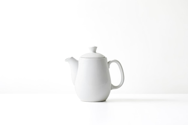 Photo white teapot on white background