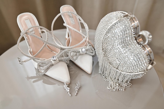 Photo white wedding shoes with accessories beautiful colorful wedding shoes