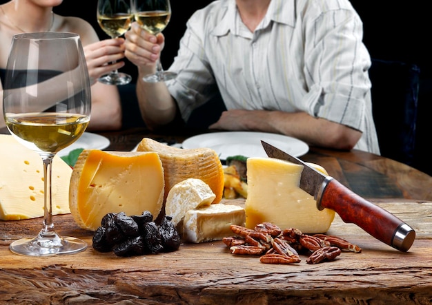 Photo white wine accompanied by various cheeses