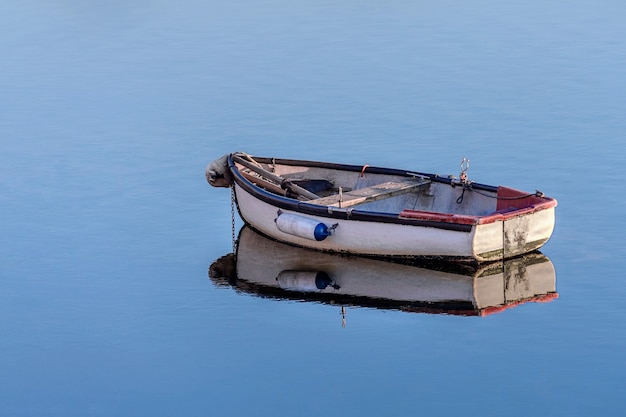 Photo white wooden fishing boat in a calm sea