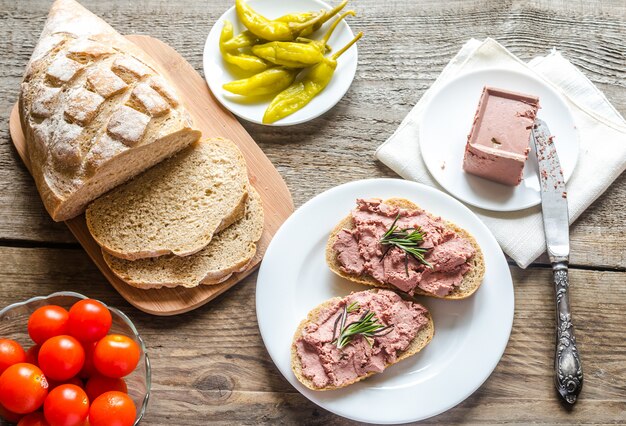 Wholewheat sandwiches with liver pate