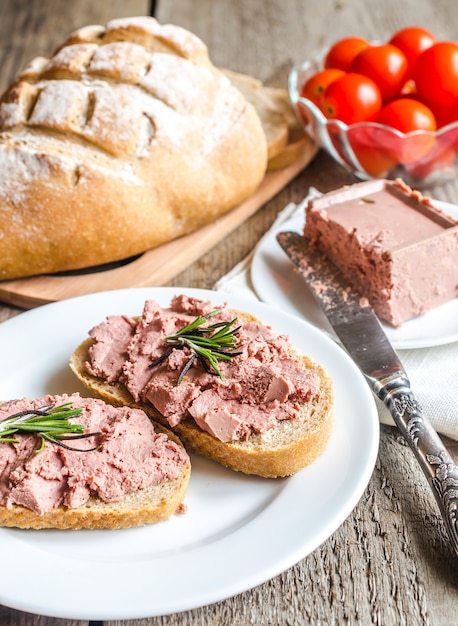 Wholewheat sandwiches with liver pate