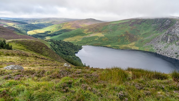 Photo wicklow way landscape lough tay lake in a cloudy day.