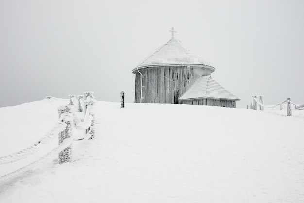 Photo windmill on snow covered landscape against clear sky