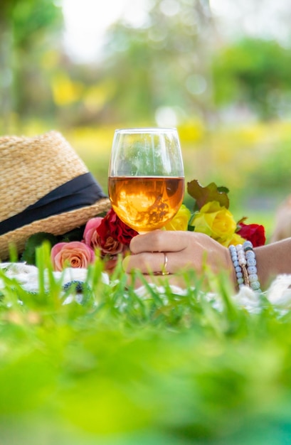 Photo wine flowers picnic in the garden woman selective focus