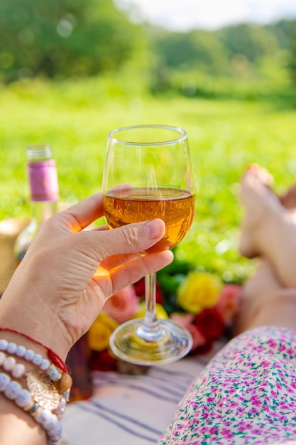 Photo wine flowers picnic in the garden woman selective focus