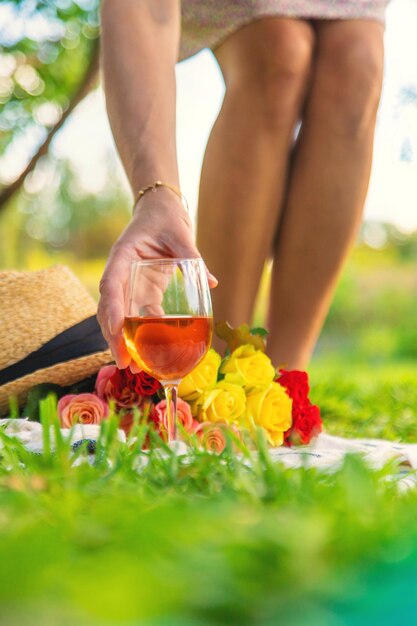 Photo wine flowers picnic in the garden woman selective focus