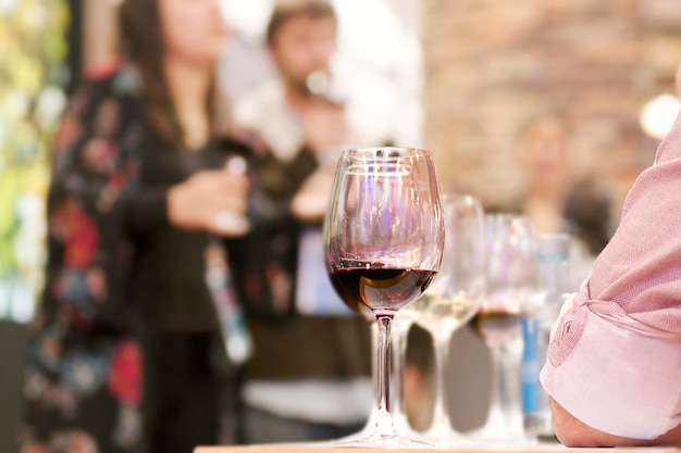 Photo wine tasting sampling with glasses and people  unfocused on background  selective focus