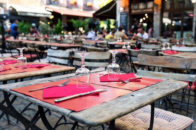 Photo wingalsses on a settle table outdoor in lyon