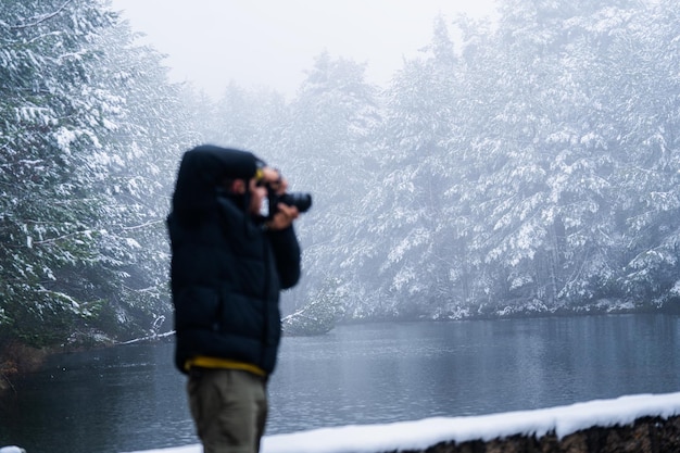 Photo winter expedition captures the beauty of snowcovered forest and frozen lake