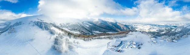 Photo winter landscape in fog with snow and branches covered with hoarfrost and frozen snow high quality photo