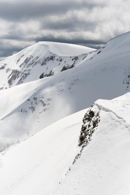 Photo winter landscape with snow covered mountain slopes