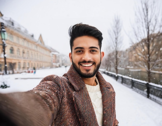 Photo winter portrait of happy handsome man smiling outdoors