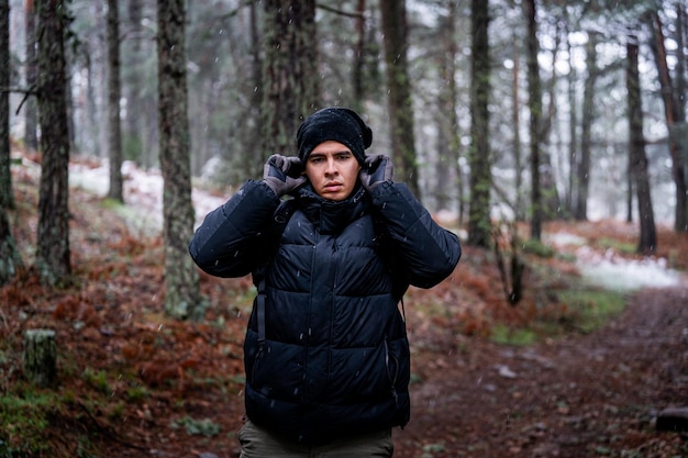 Photo winter portrait hispanic peruvian in black coat amid snowdusted woodland adventure