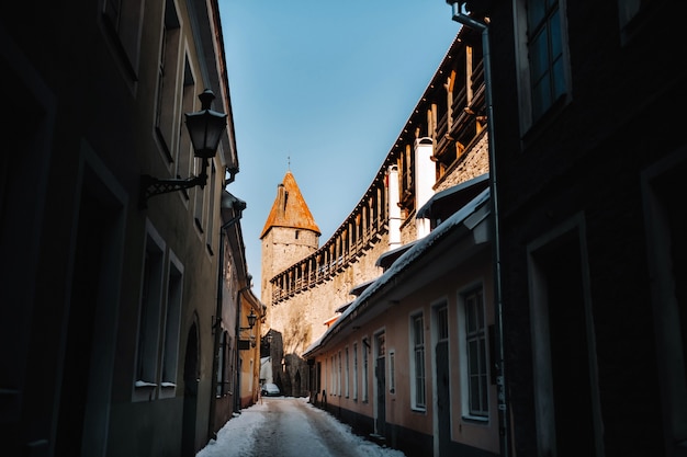 Photo winter view of the old town of tallinn.snow-covered city near the baltic sea. estonia