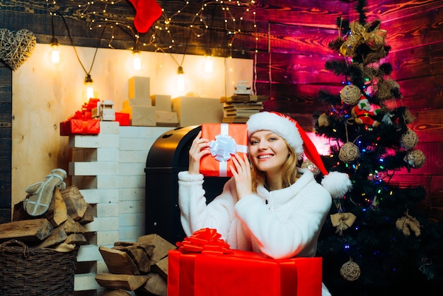 Photo winter woman wearing red santa claus hat merry christmas and happy new year christmas decorations an...