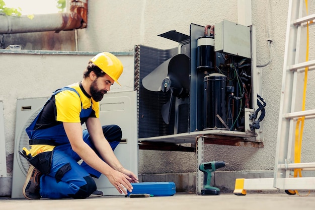 Photo wireman fixing broken air conditioner