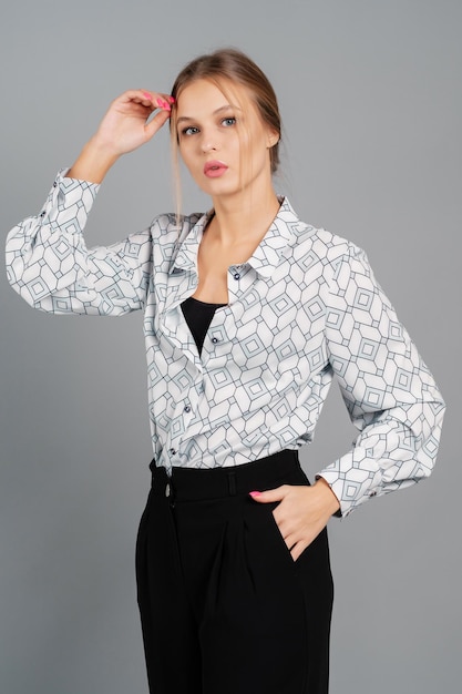 Photo woman in a blouse and trousers studio female portrait