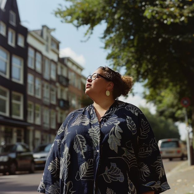 Photo a woman in a blue and white kimono is walking down the street