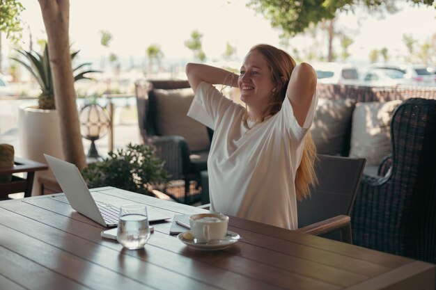 Photo woman in cafe working or studying