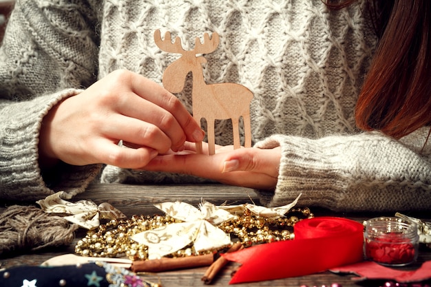 Photo woman creating stylish christmas gifts