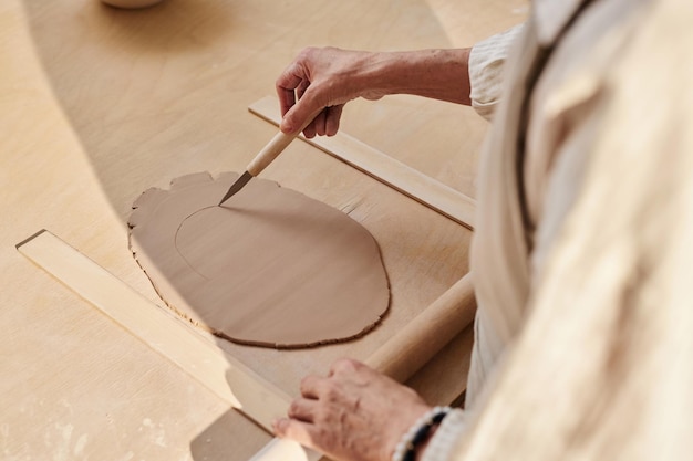 Photo woman decorating clay piece